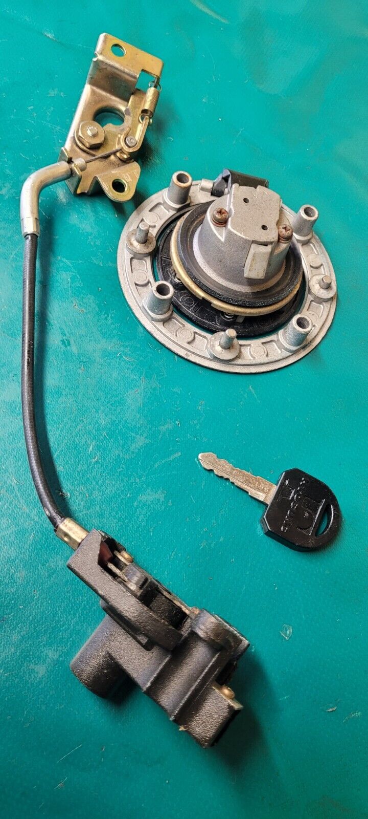 Bouchon réservoir Serrure Et Barillet + Clé HYOSUNG GV 125 Aquila 06 (23808)