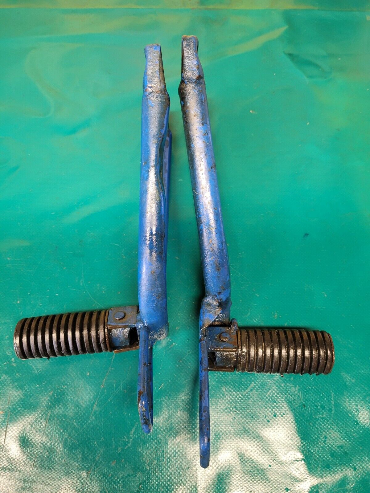 Paire de cale-pieds passager SUZUKI 600 Dr sn41a