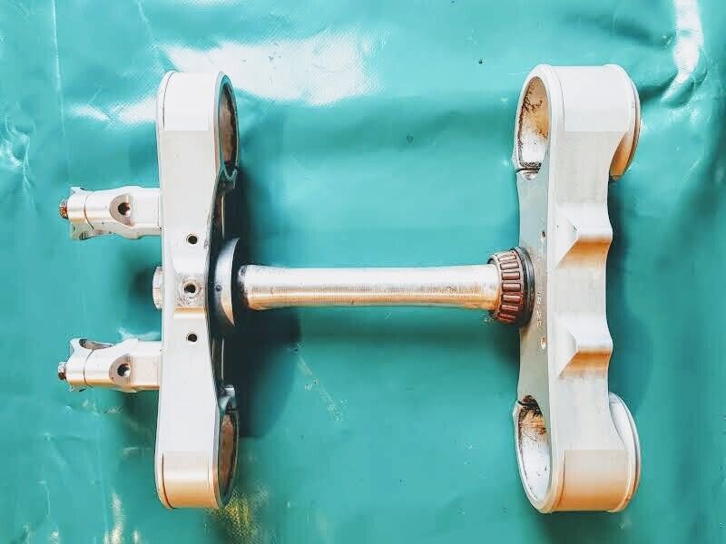 T de fourche d'origine avec pontets de guidon KTM 150 SX de 2010