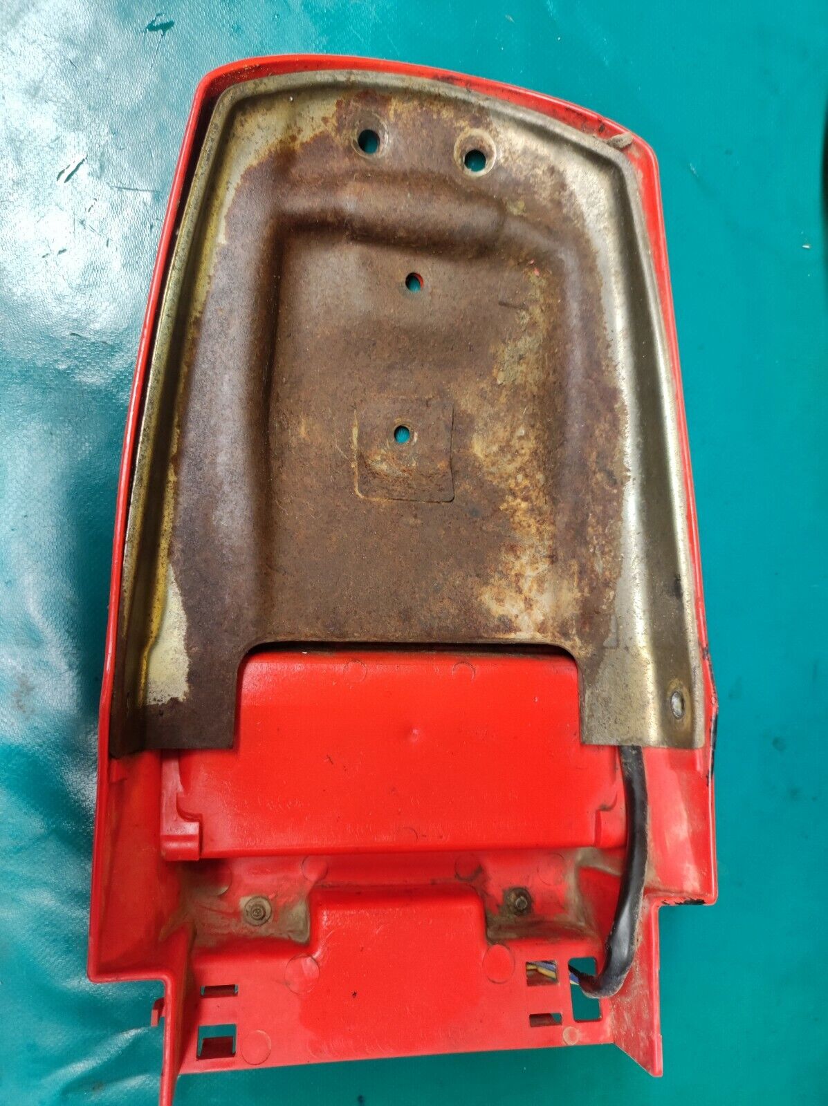 Garde boue arrière avec boîte YAMAHA 125 XT modele 12V