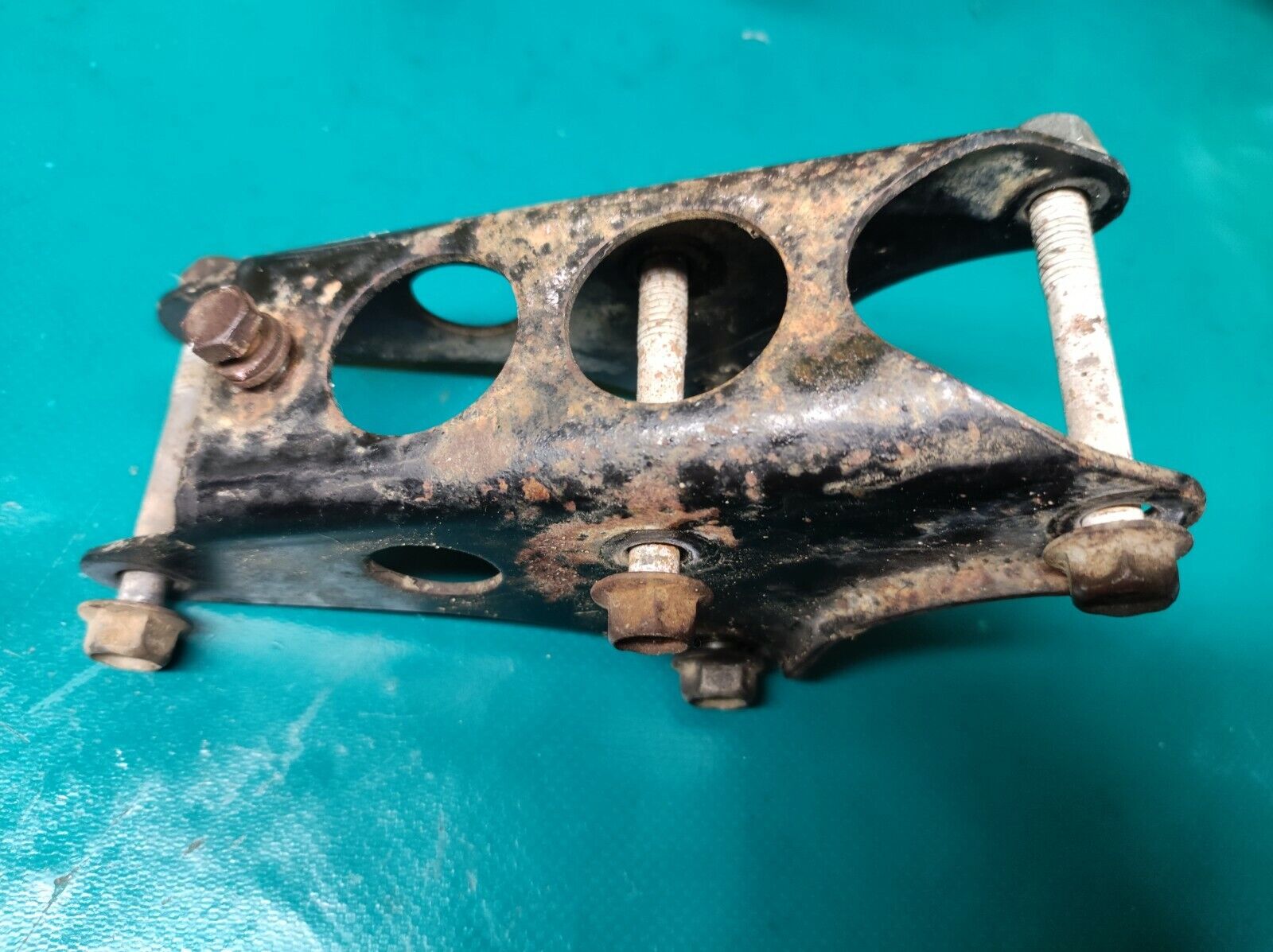 Support moteur YAMAHA 125 XT modele 12V