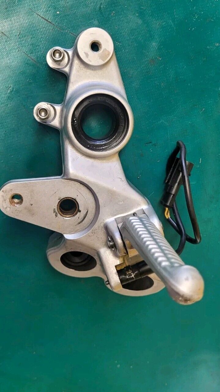 Platine Repose-pied (Cote Frein) Ducati Multistrada 1000ds 2003 (#24619)