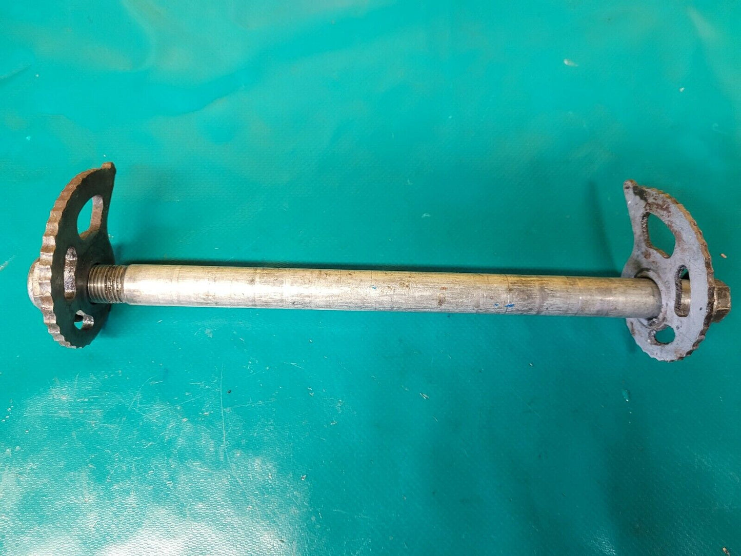 Axe de roue arrière SUZUKI 600 Dr sn41a