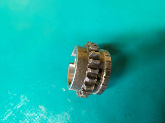 Engrenage sur vilebrequin côté embrayage  SUZUKI 600 Dr sn41a