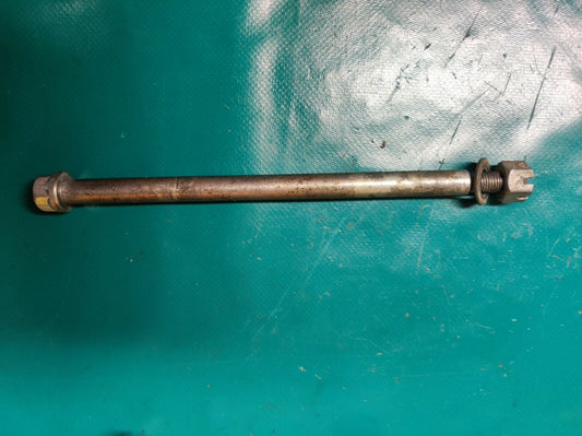 Axe de roue avant YAMAHA 125 XT modele 12V