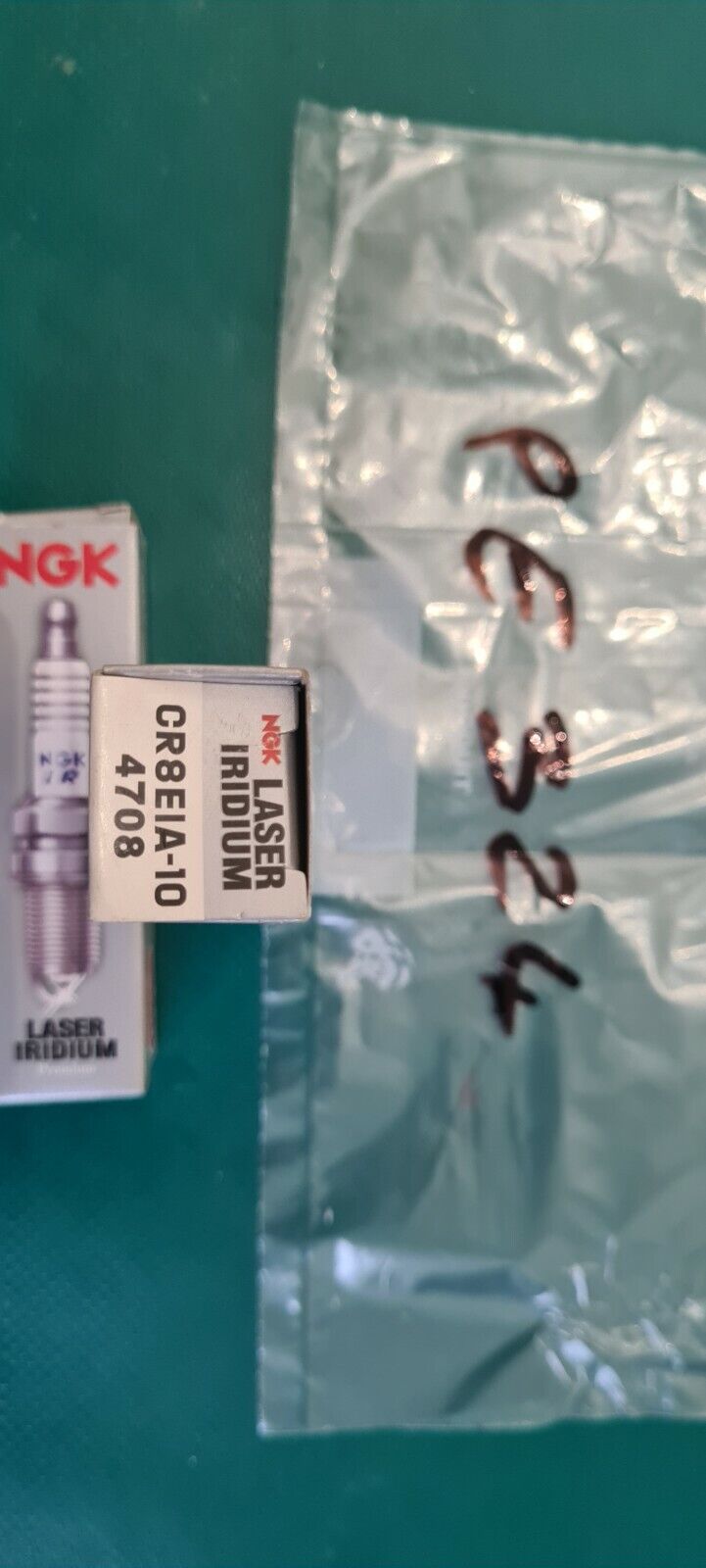 Lot de 2 bougies NGK Cr8eia-10 4708 voir photo (PE324 )