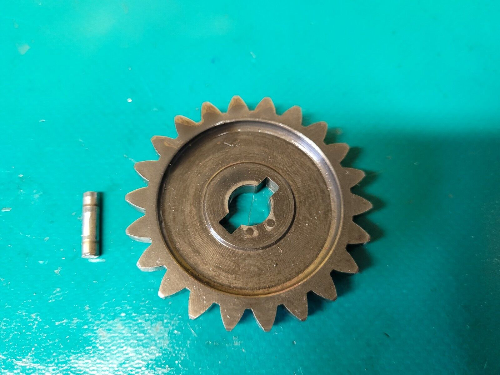 Pignon sur pompe à huile SUZUKI 600 Dr sn41a