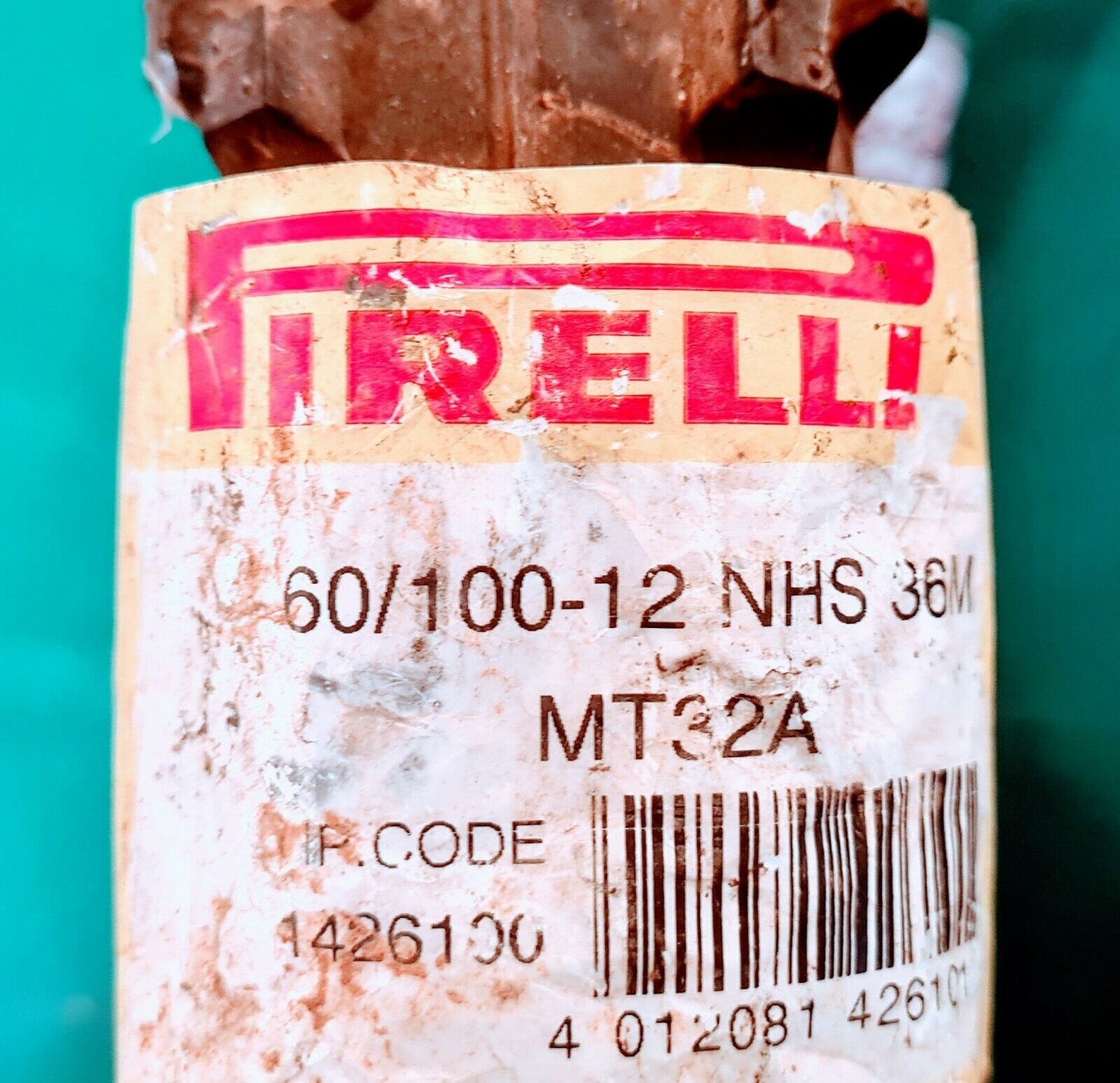 Pneu PIRELLI 60/100/ 12pouces voir photo (jo 1B)