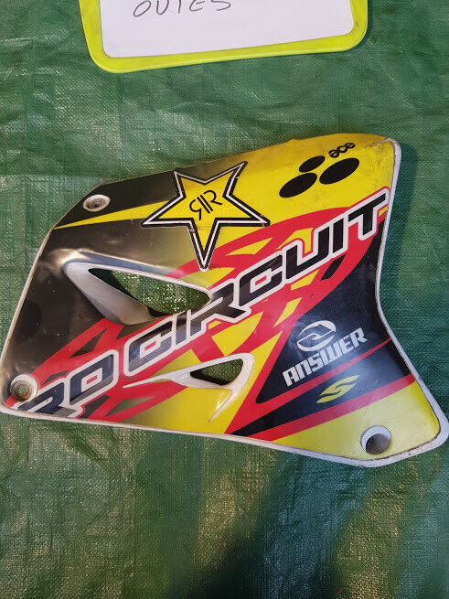 Caches plastiques ouies avec déco Procircuit SUZUKI RM 125 de 2001