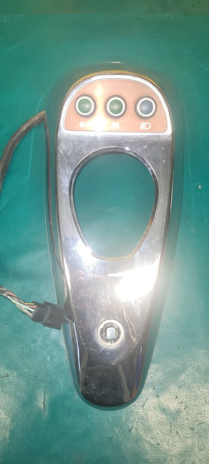 Cache chromé et témoins sur réservoir KAWASAKI 125 eliminator 1999