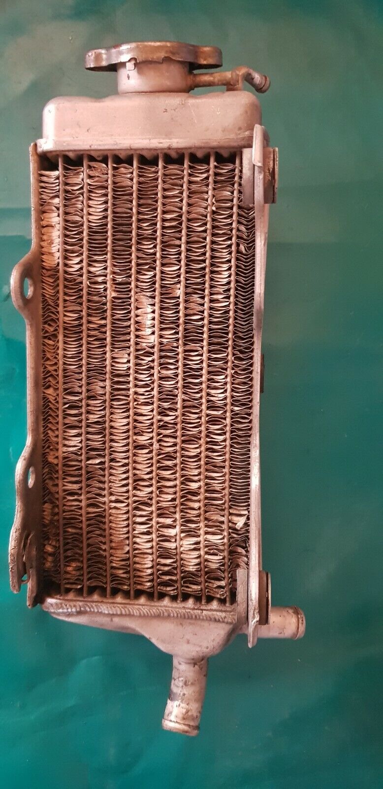 Radiateur côté avec bouchon sans fuite mais abîmé HONDA 125 CR 1997