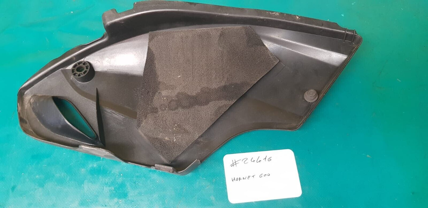 Cache Latéral Gauche (Légère Cassure Insignifiante) 600 Hornet 2007 (#24416 )