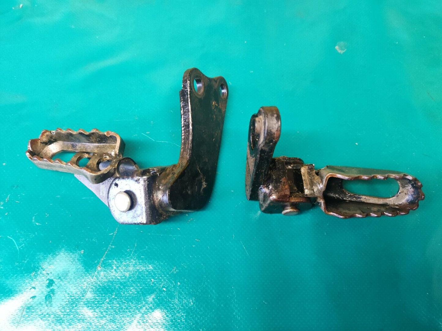 Paire de cales pieds conducteur YAMAHA 125 XT modele 12V