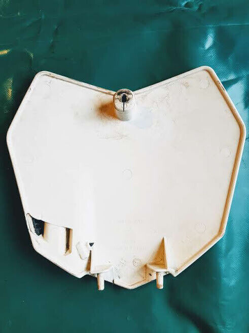 Plaque numéro avant avec passe câbles et flexibles KTM 150 SX de 2010