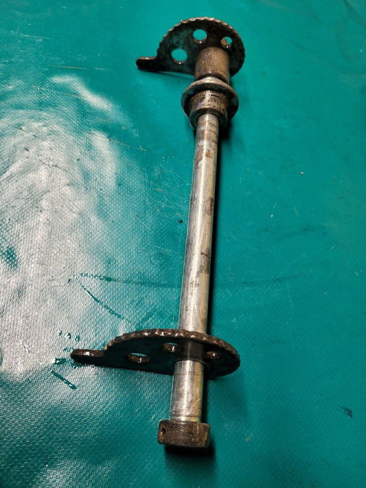 Axe de roue arrière YAMAHA 125 DT lc modele 10V