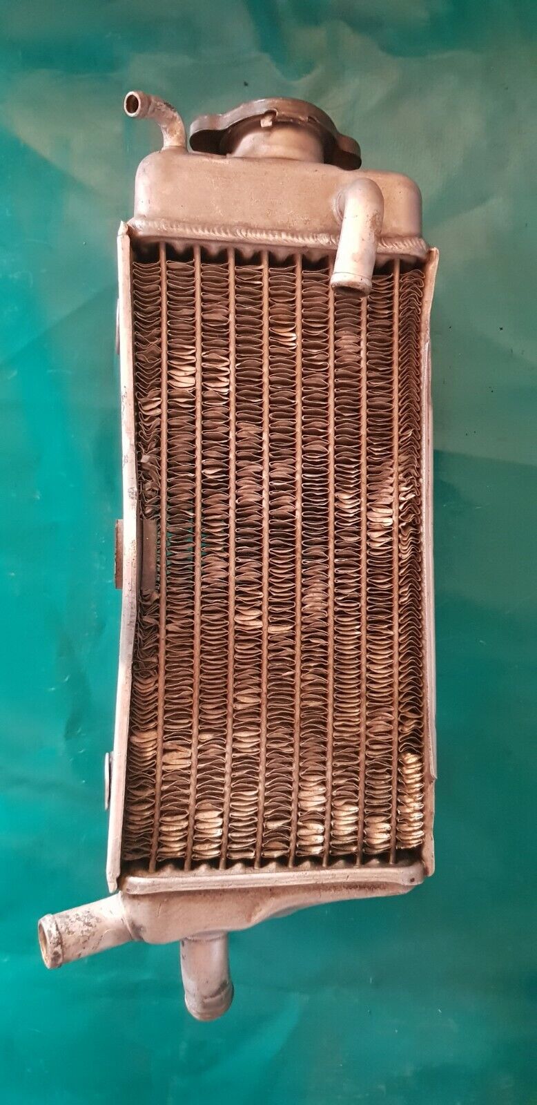 Radiateur côté avec bouchon sans fuite mais abîmé HONDA 125 CR 1997