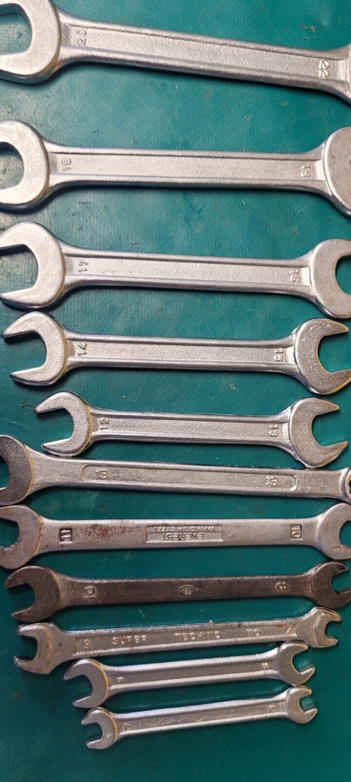 Jeu d'outils Divers Cles Plates Tournevis... ( Out41 )