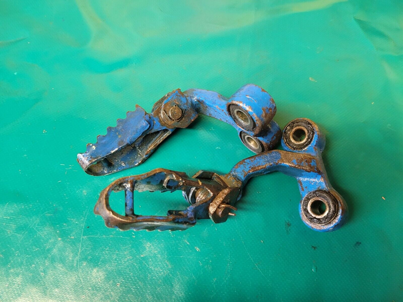 Paire de cale-pieds pilote SUZUKI 600 Dr sn41a