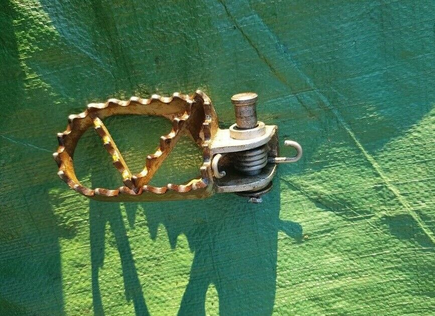 Cale pied côté droit avec ressort et axe KTM 250 EXC de 2001