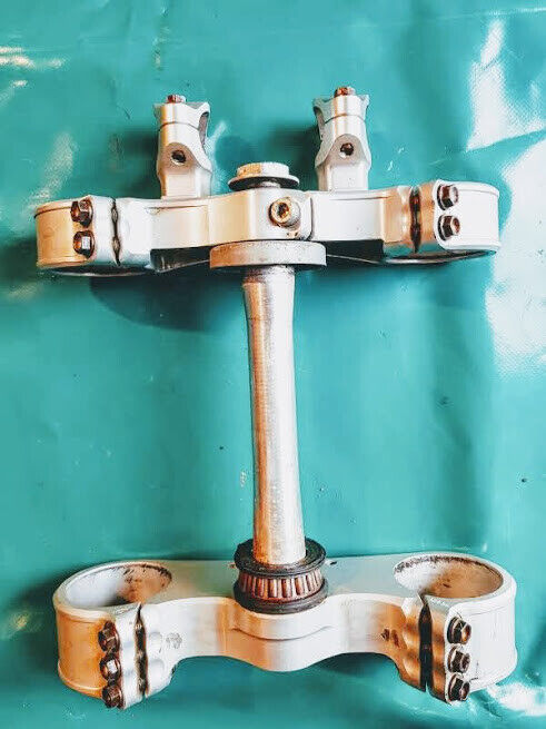 T de fourche d'origine avec pontets de guidon KTM 150 SX de 2010