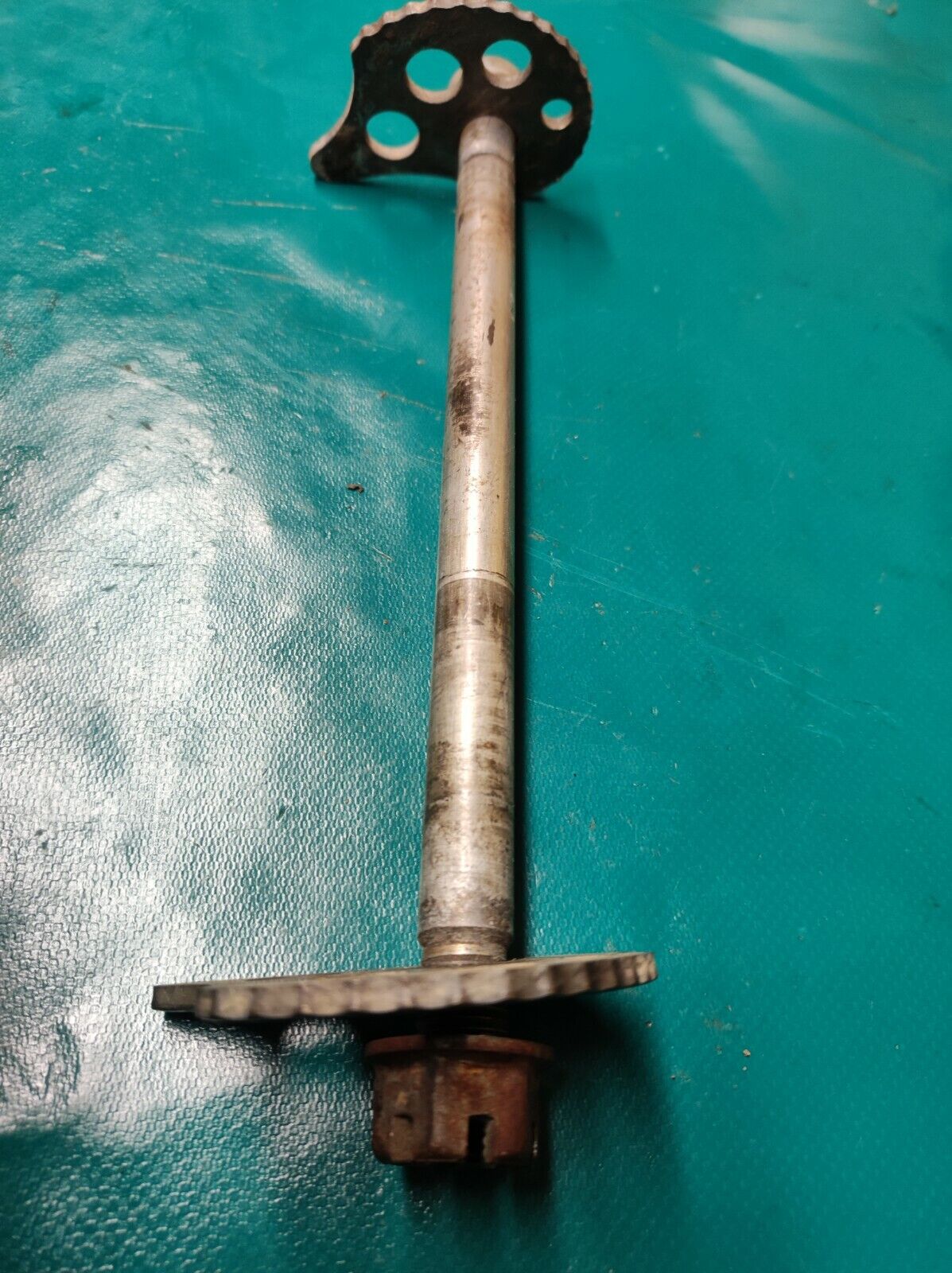 Axe de roue arrière avec tendeurs YAMAHA 125 XT modele 12V
