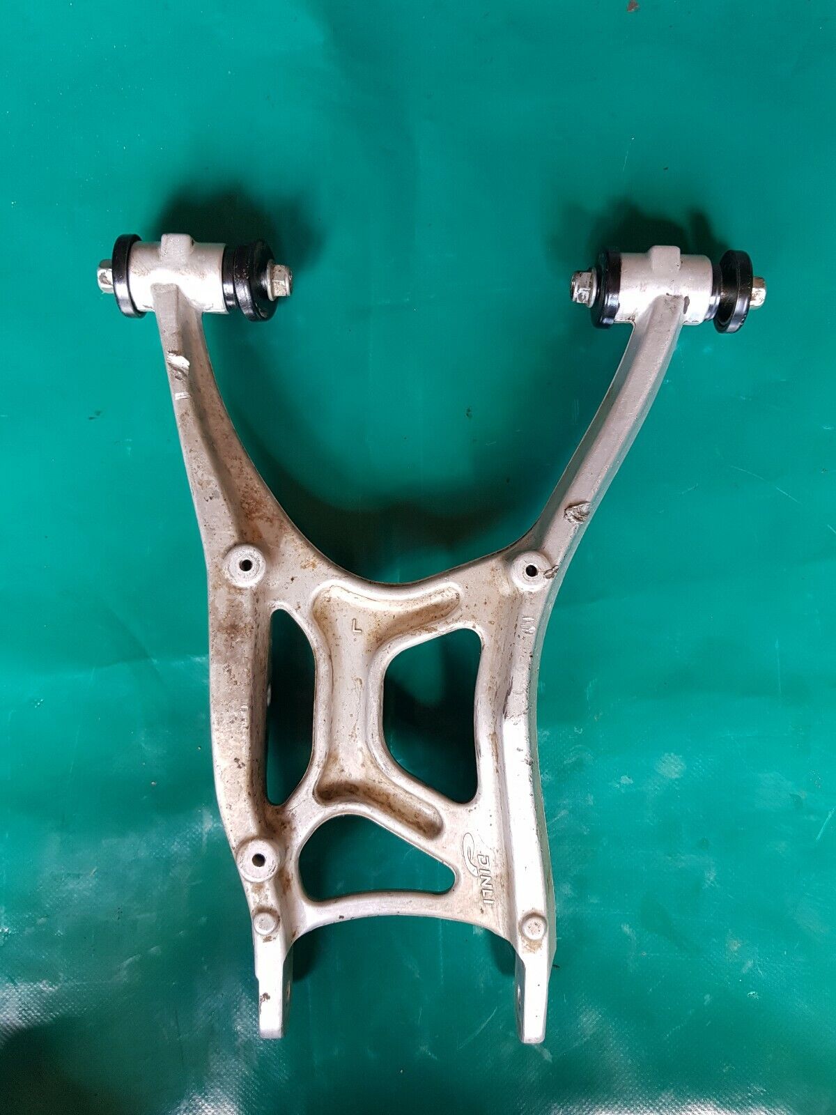 Triangle inférieur arrière gauche masaï masai A700 2009 (dinli)