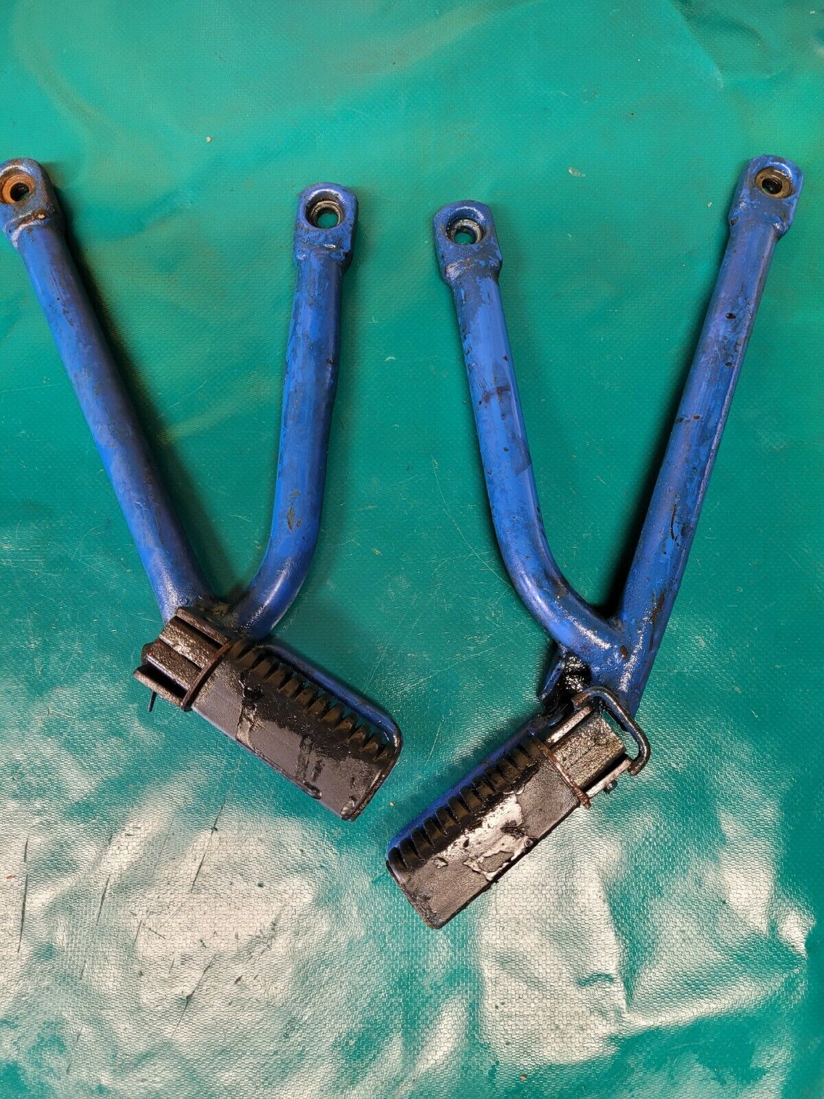 Paire de cale-pieds passager SUZUKI 600 Dr sn41a