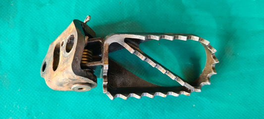 Cale pieds gauche avec platine 250 TM fi mx 2011
