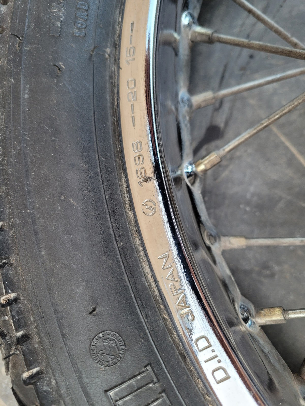 Roue Arrière Pneu Ok 16pouces  125 YAMAHA SR 10f 1997