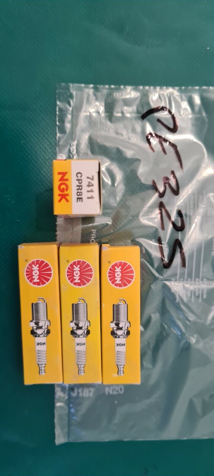 Lot de 4 bougies NGK cpr8e 7411 voir photo (PE325)