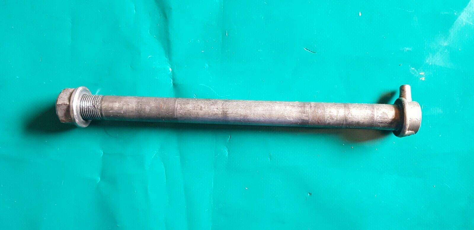 Axe de roue arrière avec écrou 125 Gas Gas MC 2002