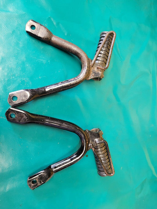 Jeu de cale-pieds arrière YAMAHA 125 DT lc modele 10V