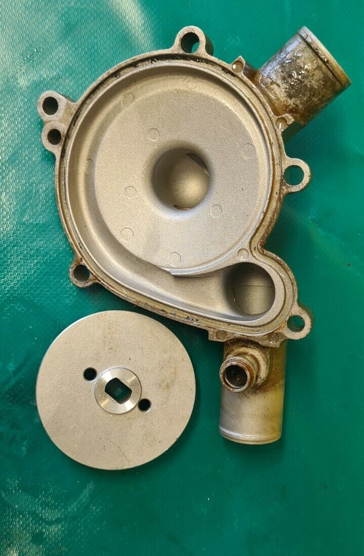 Pompe à eau et son carter Polaris 900 RZR xp 2012