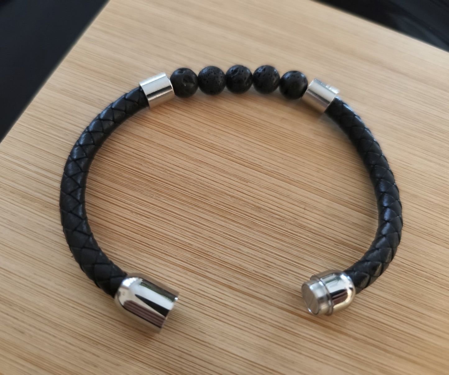 Bracelet Cuir Et Perles 8mm Lave Fermeture Acier Solide 21cm (Min7)