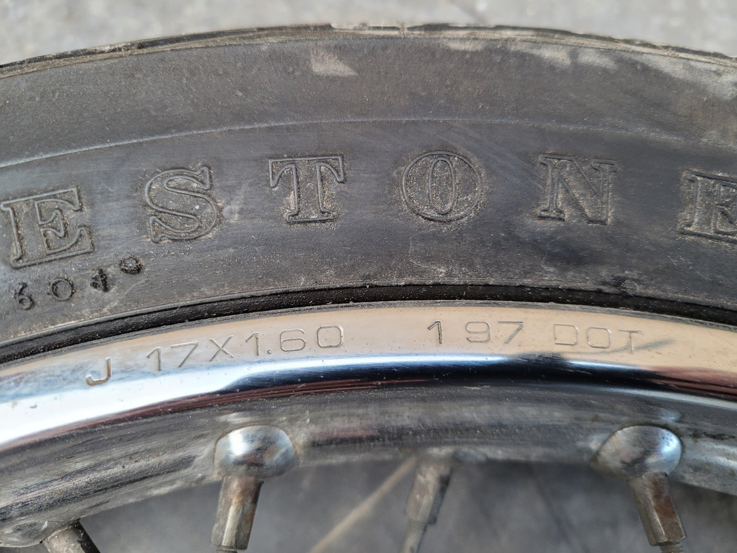 Roue Avant Pneu Ok 17pouces  125 YAMAHA SR 10f 1997