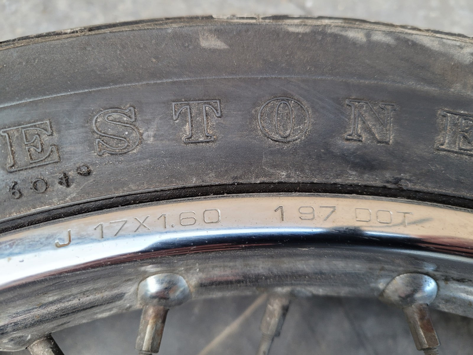 Roue Avant Pneu Ok 17pouces  125 YAMAHA SR 10f 1997