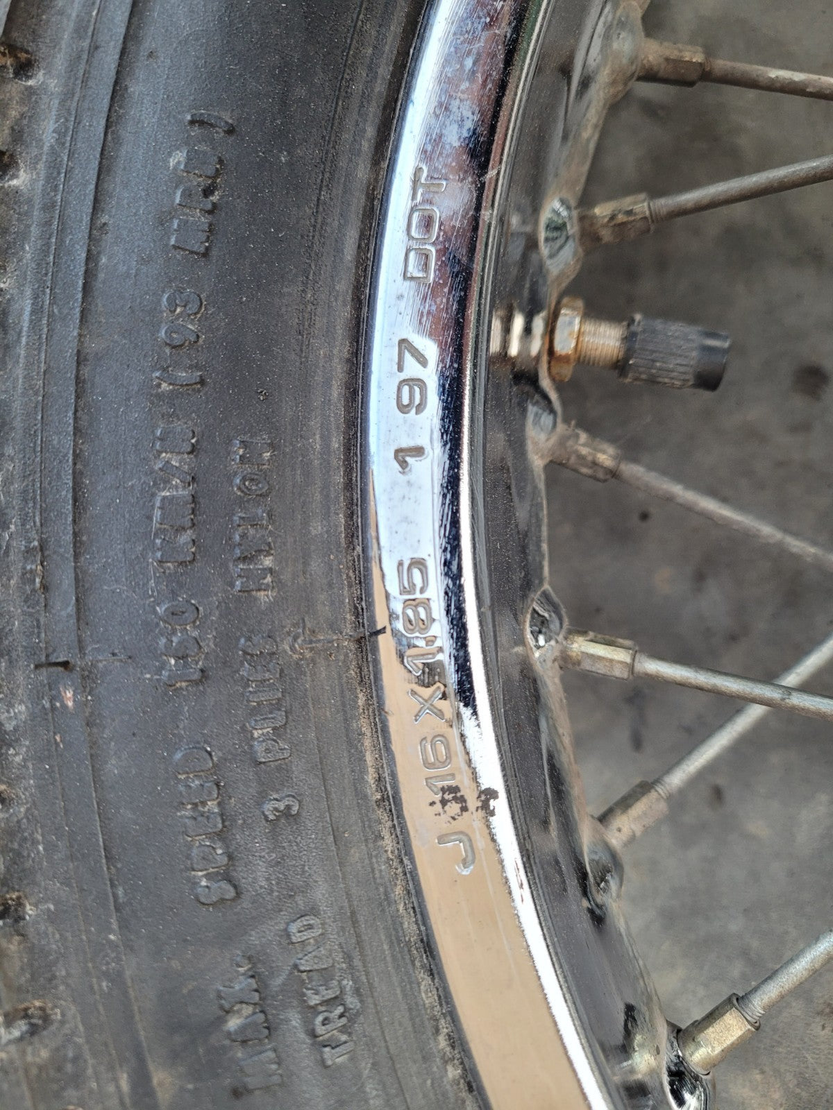 Roue Arrière Pneu Ok 16pouces  125 YAMAHA SR 10f 1997