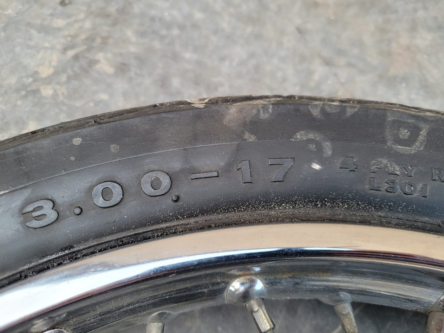 Roue Avant Pneu Ok 17pouces  125 YAMAHA SR 10f 1997