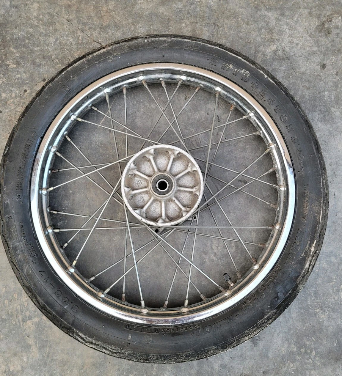 Roue Avant Pneu Ok 17pouces  125 YAMAHA SR 10f 1997