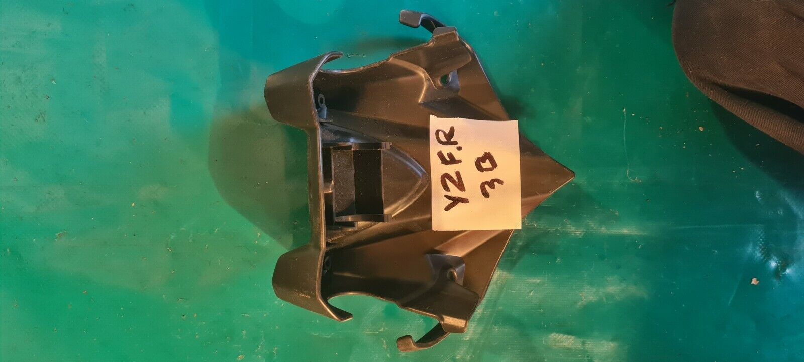 Cache pontet de guidon plastique d'origine YFZ R 2010 450 voir photo (jo 3B)