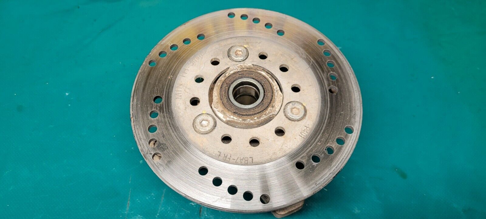 Moyeu etoile avant-droit avec disque 250 Kymco MAXXER 2005