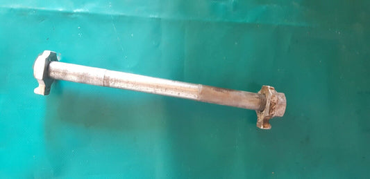 Axe de roue arrière avec boulonnerie BETA 350 RR 2011 4t