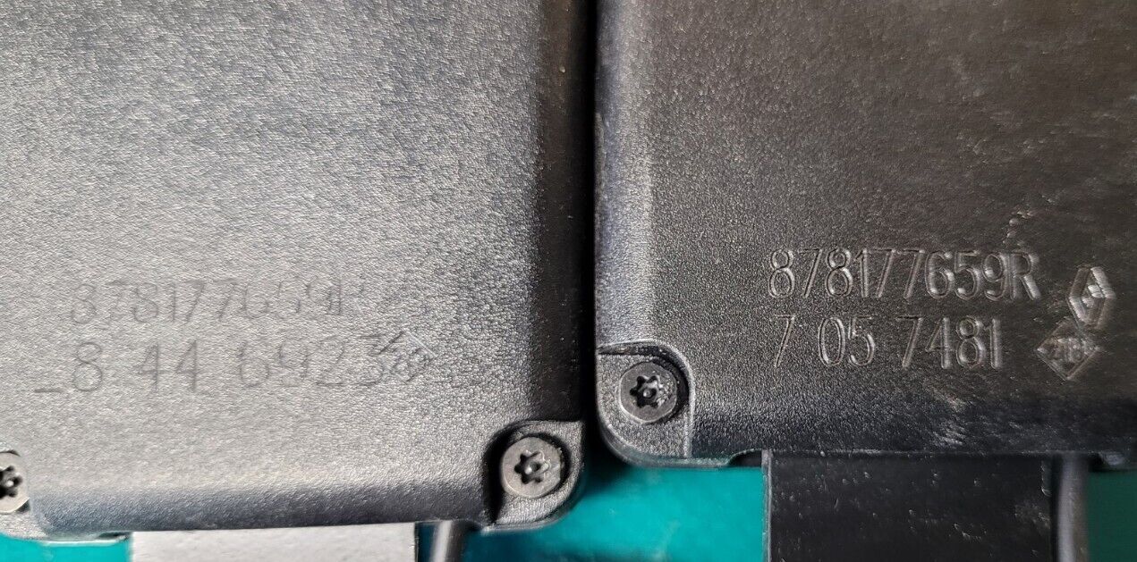 Renault clio 4 boutons de ceintures avant  voir ref  (Auto A)