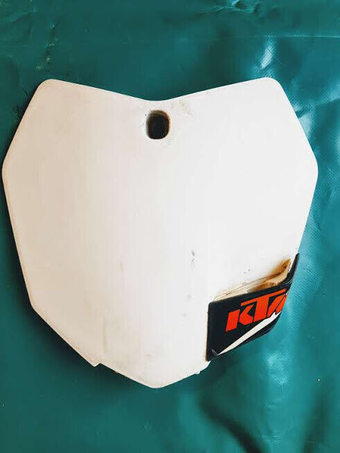 Plaque numéro avant avec passe câbles et flexibles KTM 150 SX de 2010