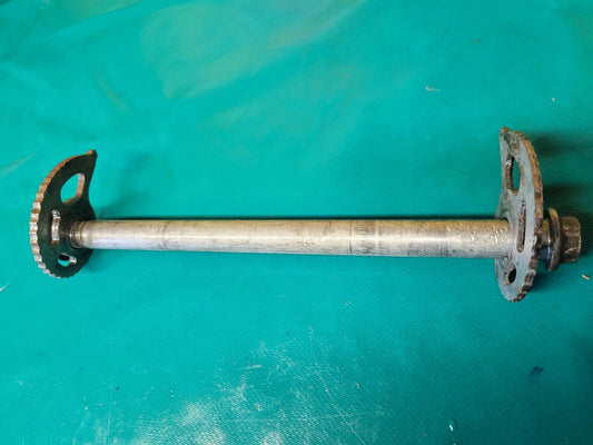 Axe de roue arrière SUZUKI 600 Dr sn41a