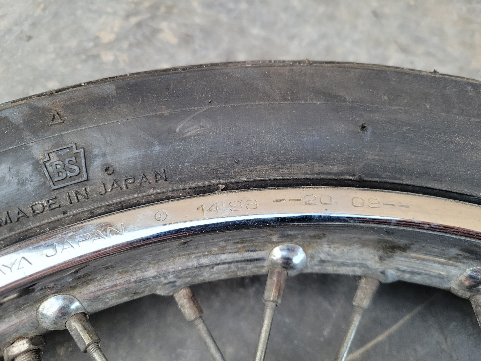 Roue Avant Pneu Ok 17pouces  125 YAMAHA SR 10f 1997