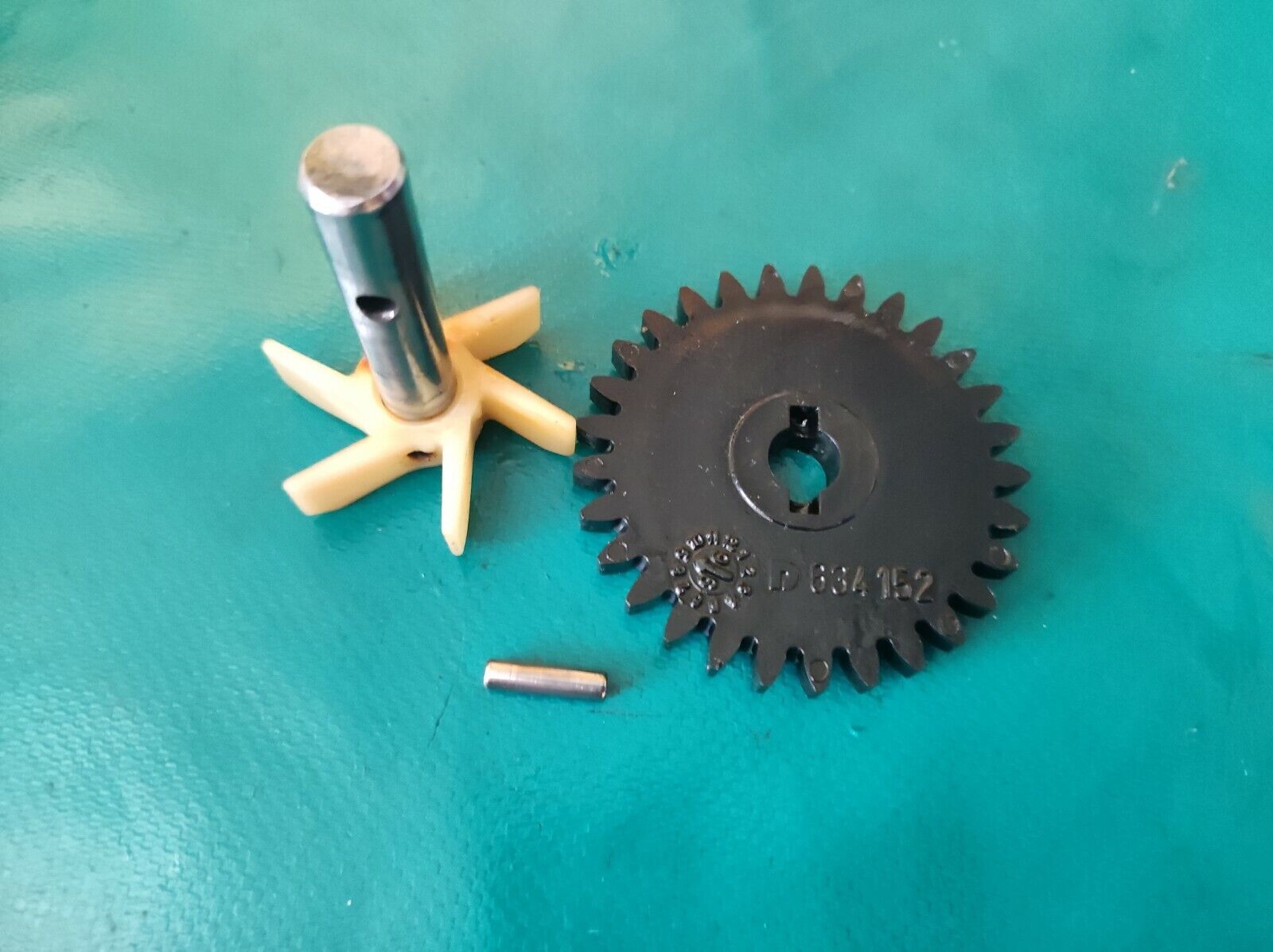 Pompe a eau avec son engrenage scorpa 280 easy 1998