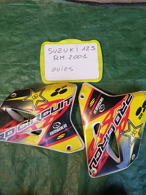 Caches plastiques ouies avec déco Procircuit SUZUKI RM 125 de 2001